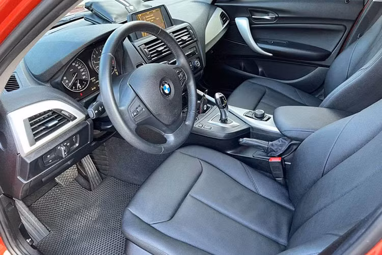 Nội thất của BMW 116i được thiết kế với màn hình trung tâm kích thước 6,5 inch được đặt hướng về phía người lái giúp dễ dàng quan sát hơn. Các trang bị tiện nghi trong xe cũng được trang bị khá tốt với tay lái bọc da tích hợp các nút bấm điều khiển, ghế ngồi bọc da. Hệ thống điều hòa không khí tự động, cốp xe tự động...