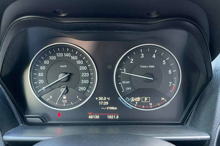 Hệ thống giải trí của xe thời điểm đó chỉ là CD/ BMW Radio với chức năng đánh dấu các kênh ưa thích. Đặc biệt, chức năng kết nối điện thoại rảnh tay kết hợp cổng USB đảm bảo cho người lái nhận cuộc gọi nhưng vẫn an toàn khi vận hành xe.