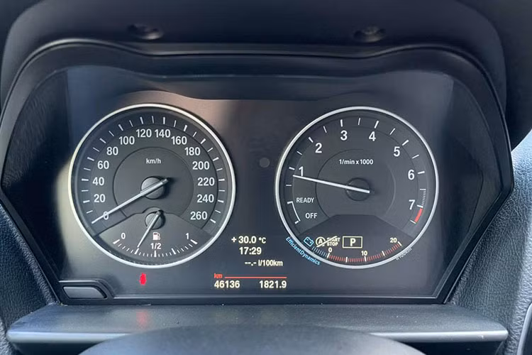 Hệ thống giải trí của xe thời điểm đó chỉ là CD/ BMW Radio với chức năng đánh dấu các kênh ưa thích. Đặc biệt, chức năng kết nối điện thoại rảnh tay kết hợp cổng USB đảm bảo cho người lái nhận cuộc gọi nhưng vẫn an toàn khi vận hành xe.