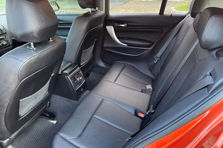 Mức tiêu hao nhiên liệu trung bình cho mẫu BMW 116i đời 2013 hatchback này là 5,3 lít/100 km. So với các đối thủ cùng phân hạng thì 116i là mẫu xe duy nhất được trang bị hệ dẫn động cầu sau giúp mang lại cảm giác lái tốt hơn.