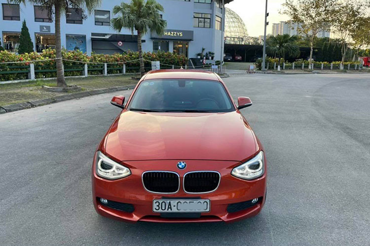 Phong cách thiết kế của mẫu xe cỡ nhỏ này vẫn mang những nét thể thao đặc trưng của BMW với cụm đèn pha vuốt nhọn hướng vào lưới tản nhiệt, đường gân trên nắp capô dạng chữ V. Cản trước với những đường nét cứng cáp, đèn sương mù được tích hợp vào trong hốc gió...
