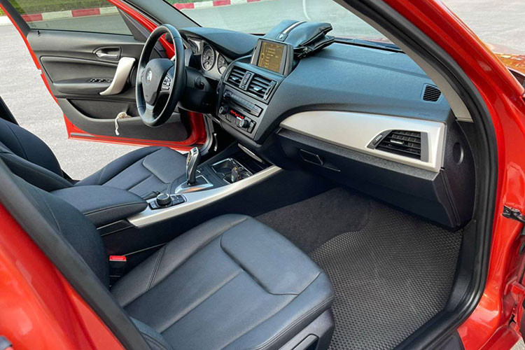 BMW 116i được trang bị động cơ TwinPower Turbo 4 xi-lanh thẳng hàng dung tích 1,6 lít cho công suất 136 mã lực, mô-men xoắn cực đại 220 Nm tại vòng tua máy 1.350 vòng/phút. Sức mạnh này khi kết hợp cùng hộp số tự động 8 cấp giúp xe tăng tốc từ 0 đến 100km/h trong vòng 8,5 giây, tốc độ tối đa của xe đạt 210 km/h.