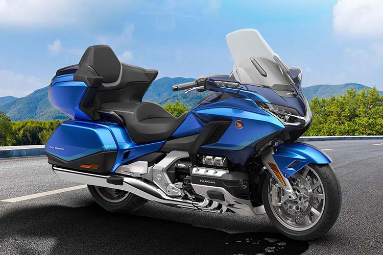Đầu tiên, với mẫu xe đường trường Honda Gold Wing 2022 mới, vốn được mệnh danh là chuyên cơ hai bánh với nhiều trang bị và tiện ích cho người dùng xe. Trên phiên bản 2022, Honda Gold Wing được hãng xe Nhật Bản bổ sung thêm 1 tùy chọn màu sắc là Xanh, nâng tổng số tùy chọn màu lên con số 3, bên cạnh 2 màu sắc có sẵn trước đó là Trắng và Đen.