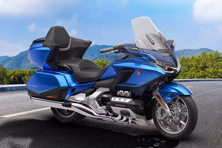 Đầu tiên, với mẫu xe đường trường Honda Gold Wing 2022 mới, vốn được mệnh danh là chuyên cơ hai bánh với nhiều trang bị và tiện ích cho người dùng xe. Trên phiên bản 2022, Honda Gold Wing được hãng xe Nhật Bản bổ sung thêm 1 tùy chọn màu sắc là Xanh, nâng tổng số tùy chọn màu lên con số 3, bên cạnh 2 màu sắc có sẵn trước đó là Trắng và Đen.