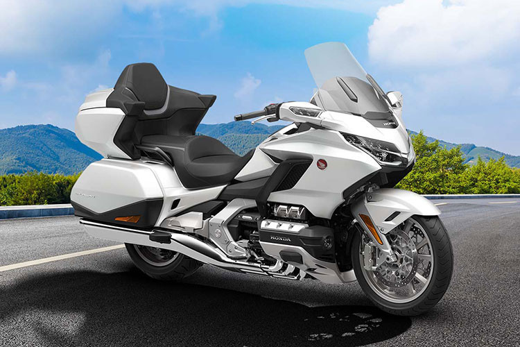 Với hệ thống ly hợp kép DCT 7 cấp cùng chế độ Walking cho phép xe di chuyển tiến hoặc lùi ở tốc độ chỉ 1,8 km/h. Theo công bố, giá xe Honda Gold Wing 2022 tại Việt Nam sẽ giữ nguyên ở mức 1,23 tỷ đồng, không có thay đổi so với phiên bản cũ.