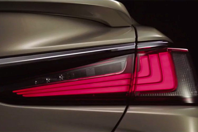 Bên cạnh động cơ V6, ES 2019 còn có phiên bản động cơ 4 xy-lanh thẳng hàng (I4) 2.5L kết hợp với động cơ điện để tạo nên hệ truyền động hybrid chia sẻ từ Camry 2018 Hybrid. Xe sử dụng hệ dẫn động cầu trước (FWD) tiêu chuẩn và bốn bánh (AWD) tùy chọn.