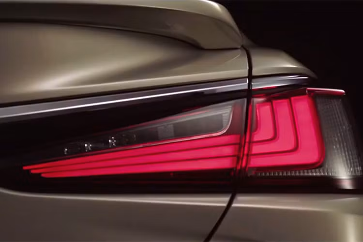 Bên cạnh động cơ V6, ES 2019 còn có phiên bản động cơ 4 xy-lanh thẳng hàng (I4) 2.5L kết hợp với động cơ điện để tạo nên hệ truyền động hybrid chia sẻ từ Camry 2018 Hybrid. Xe sử dụng hệ dẫn động cầu trước (FWD) tiêu chuẩn và bốn bánh (AWD) tùy chọn.