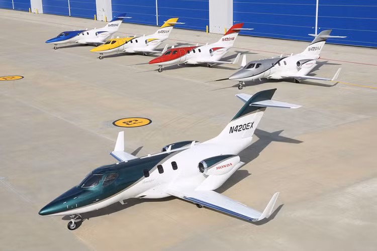 Nếu muốn sở hữu mẫu máy bay phản lực cỡ nhỏ HondaJet này, bạn sẽ phải bỏ ra số tiền không hề nhỏ - khoảng 4,5 triệu USD (tương đương hơn 100 tỷ đồng) để có thể vi vu khắp nơi.