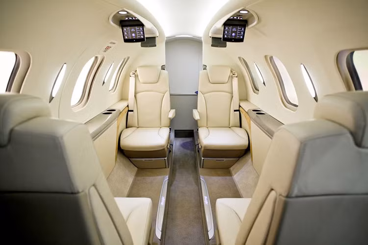 Trong khi đó, khoang hành khách của HondaJet dài 5,43 mét với nhiều vật dụng được thiết kế sang trọng mang phong cách doanh nhân. Bên cạnh đó, nó còn được thiết kế quầy bar mini và nhà vệ sinh khép kín.