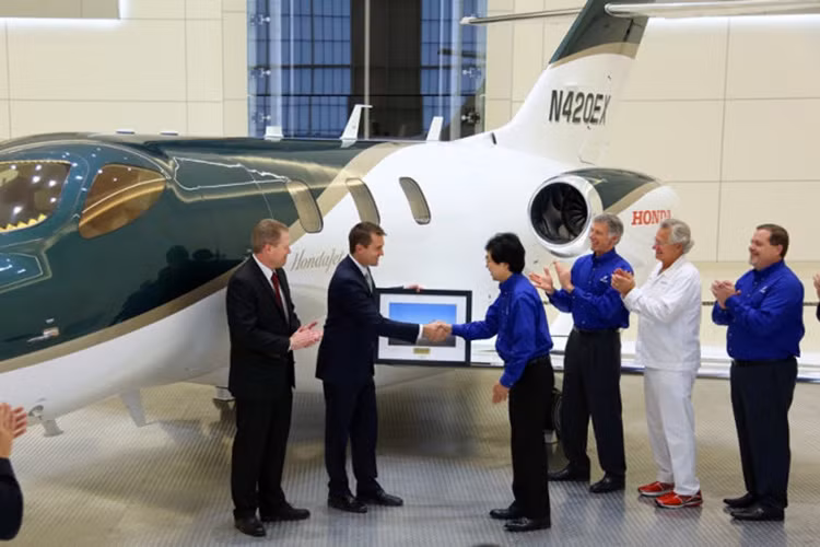 Một vị khách hàng người Nhật Bản may mắn được sở hữu chiếc máy bay phản lực cá nhân đầu tiên của Tập đoàn Honda trong dịp chào đón năm mới 2016 này.