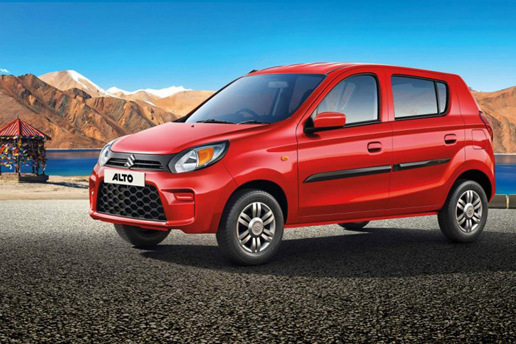 Bước sang phiên bản nâng cấp, mẫu xe này chẳng những được gọi bằng cái tên Suzuki Alto ngắn gọn mà còn nâng cấp về thiết kế cũng như trang bị. Là phiên bản nâng cấp thứ 2 của thế hệ hiện tại, Suzuki Alto 2019 mới được bổ sung lưới tản nhiệt trên/dưới mới và cản trước tái thiết kế.