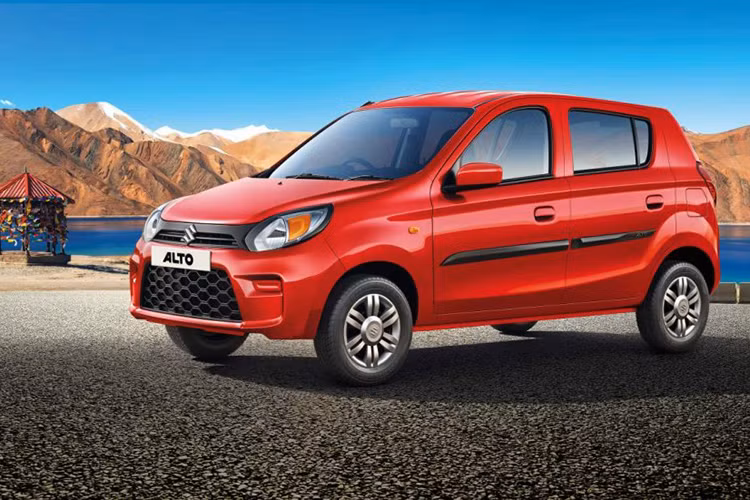 Bước sang phiên bản nâng cấp, mẫu xe này chẳng những được gọi bằng cái tên Suzuki Alto ngắn gọn mà còn nâng cấp về thiết kế cũng như trang bị. Là phiên bản nâng cấp thứ 2 của thế hệ hiện tại, Suzuki Alto 2019 mới được bổ sung lưới tản nhiệt trên/dưới mới và cản trước tái thiết kế.