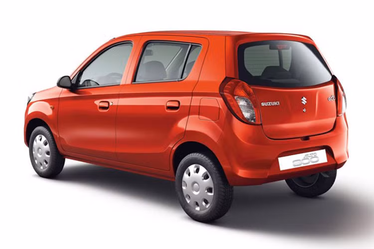 Những chi tiết như cản sau, đèn hậu hay cửa cốp của mẫu xe cỡ nhỏ Suzuki Alto 2019 đều được liên doanh Maruti Suzuki bê nguyên từ phiên bản cũ sang. Ngay cả vành la-zăng bằng thép, có thể màu đen hoặc màu bạc tùy vào phiên bản, cũng được giữ nguyên.
