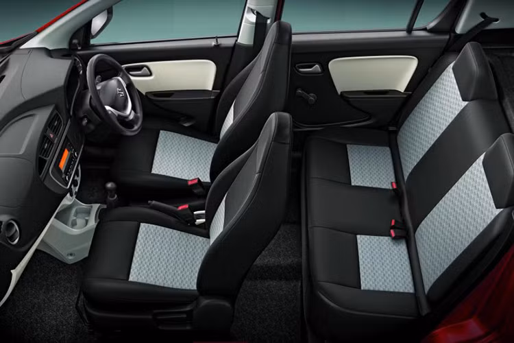 Suzuki Alto 2019 sở hữu khối động cơ xăng 3 xi-lanh, dung tích 796 cc, sản sinh công suất tối đa 47,99 mã lực tại tua máy 6.000 vòng/phút và mô-men xoắn cực đại 69 Nm tại tua máy 3.500 vòng/phút. Động cơ kết hợp với hộp số sàn 5 cấp tiêu chuẩn đồng thời tiêu thụ lượng xăng trung bình chỉ 22,05 km/lít (4,5 lít/100 km).