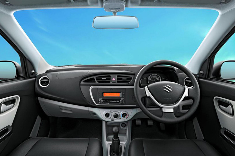 Trái với ngoại thất, nội thất của Suzuki Alto 2019 mới lại được nâng cấp nhiều hơn so với phiên bản trước đây. Cụ thể, hãng xe Suzuki đã thay mặt táp-lô mới, phối 2 màu be và xám, cho Alto 2019.