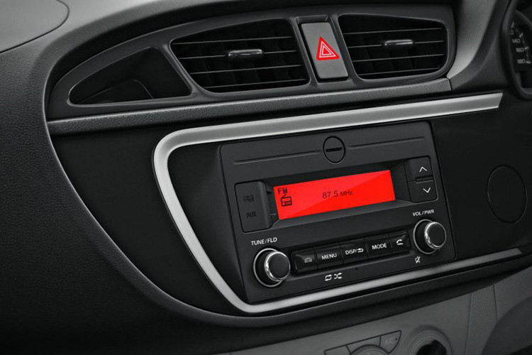 Tuy nhiên, trang bị nội thất của Suzuki Alto 2019 khá đơn giản với hệ thống âm thanh 2-DIN và kết nối Bluetooth. Mẫu xe đô thị này không hề có màn hình cảm ứng hay hệ thống thông tin giải trí như đối thủ Renault Kwid đang bán ra tại thị trường Ấn Độ.
