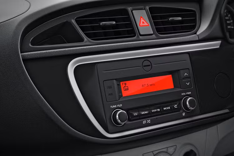 Tuy nhiên, trang bị nội thất của Suzuki Alto 2019 khá đơn giản với hệ thống âm thanh 2-DIN và kết nối Bluetooth. Mẫu xe đô thị này không hề có màn hình cảm ứng hay hệ thống thông tin giải trí như đối thủ Renault Kwid đang bán ra tại thị trường Ấn Độ.