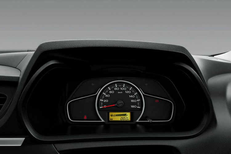 Bên cạnh đó là vô lăng, bảng đồng hồ và cụm điều khiển trung tâm mới cũng như cửa gió điều hòa giữa mặt táp-lô có thiết kế mượt mà hơn.