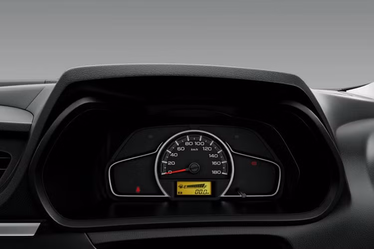 Bên cạnh đó là vô lăng, bảng đồng hồ và cụm điều khiển trung tâm mới cũng như cửa gió điều hòa giữa mặt táp-lô có thiết kế mượt mà hơn.