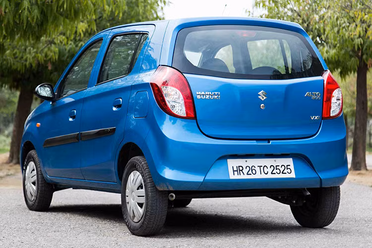 Đặc biệt, Suzuki Alto 2019 trở nên an toàn hơn nhờ những trang bị tiêu chuẩn như phanh chống bó cứng ABS, phân bổ lực phanh điện tử EBD, cảm biến lùi hỗ trợ đỗ xe, túi khí ghế lái, hệ thống cảnh báo tốc độ và nhắc nhở thắt dây an toàn cho hàng ghế trước.