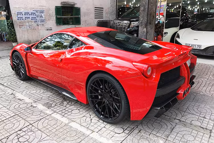 Đây là chiếc Ferrari 458 Italia độ khủng thứ 2 tại thị trường Việt Nam, chiếc đầu tiên mang ngoại thất màu vàng và được chủ nhân cho độ gói bodykit Liberty Walk do đích thân CEO, Wataru Kato cũng như các thợ Nhật bay sang trực tiếp làm việc. Ngoài ra, đây cũng là chiếc Ferrari thứ 2 tại Việt Nam độ body kit Misha Designs.