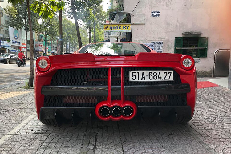 Phần đuôi xe được hãng độ đến từ Mỹ "lột xác" hoàn toàn so với xe nguyên bản. Cản va sau bằng sợi carbon mới, một lưới tản nhiệt hình tổ ong cỡ lớn nhằm giúp "siêu ngựa" có cái nhìn mới mẻ và hiếu chiến hơn.