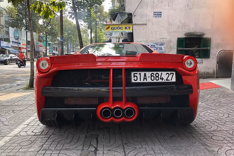 Phần đuôi xe được hãng độ đến từ Mỹ "lột xác" hoàn toàn so với xe nguyên bản. Cản va sau bằng sợi carbon mới, một lưới tản nhiệt hình tổ ong cỡ lớn nhằm giúp "siêu ngựa" có cái nhìn mới mẻ và hiếu chiến hơn.