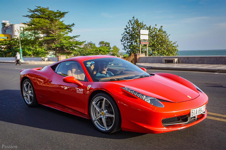 Thời điểm mới về thị trường Việt Nam, mẫu siêu xe Ferrari 458 Italia được các showroom nhập khẩu tư nhân báo giá khoảng 15 tỷ đồng. Giá trị xe cũ trên thị trường hiện nay khoảng 8 tỷ đồng.