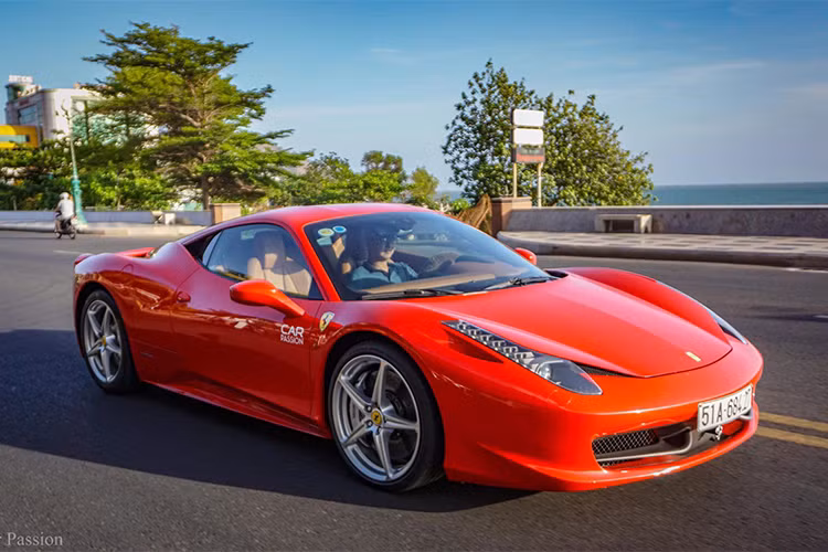 Thời điểm mới về thị trường Việt Nam, mẫu siêu xe Ferrari 458 Italia được các showroom nhập khẩu tư nhân báo giá khoảng 15 tỷ đồng. Giá trị xe cũ trên thị trường hiện nay khoảng 8 tỷ đồng.