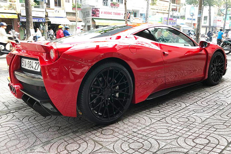 Để cố định tản nhiệt phía sau xe, hãng độ Misha Designs đã lắp thêm một thanh tròn cỡ lớn bằng sợi carbon cũng như 2 thanh dọc chạy dài hết đuôi xe để cố định. 2 thanh dọc này được sơn màu đỏ bắt mắt.