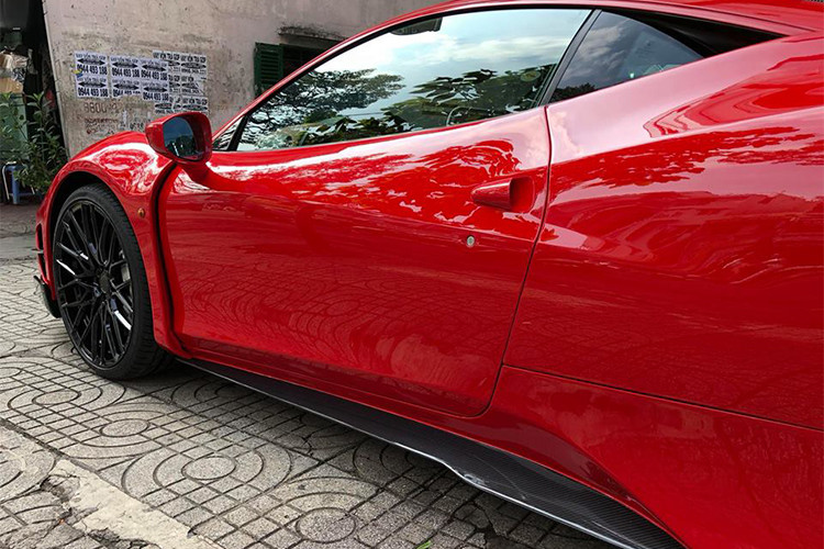 Bên hông của 458 Italia được hãng độ Misha Designs mở rộng thêm các vòm bánh xe và trang bị thêm cánh lướt gió bằng sợi carbon nhằm tăng lực ép xuống mặt đường cho siêu xe này khi chạy ở tốc độ cao.