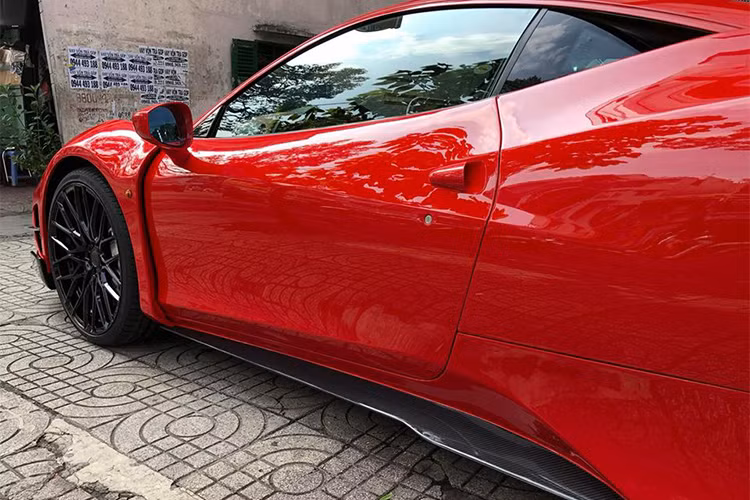 Bên hông của 458 Italia được hãng độ Misha Designs mở rộng thêm các vòm bánh xe và trang bị thêm cánh lướt gió bằng sợi carbon nhằm tăng lực ép xuống mặt đường cho siêu xe này khi chạy ở tốc độ cao.