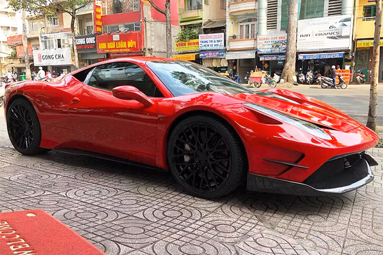 Trên "siêu ngựa" Ý này, bộ body kit thân rộng với thiết kế lại cản va trước cùng đuôi xe dữ dằn hơn so với xe nguyên bản. Được biết, Misha Designs chỉ sản xuất ra 20 bộ body kit Misha Designs Limited Edition 458 cho chiếc Ferrari 458 Italia. Đầu xe nhận được nắp capô mới, cản va trước thiết kế lại với điểm nhấn là cánh lướt gió bằng sợi carbon cỡ lớn. 