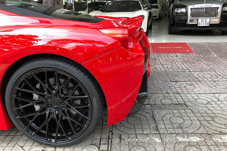 Điểm nhấn trên bản độ Ferrari 458 Italia Misha Designs Limited Edition 458 tại Sài thành còn được trang bị thêm cánh lướt gió phía sau, ống xả độ Novitec . Ngoài ra, siêu xe này còn được trang bị bộ mâm của hãng PUR với thiết kế mâm đa chấu và sơn màu đen bóng đối lập với ngoại thất.