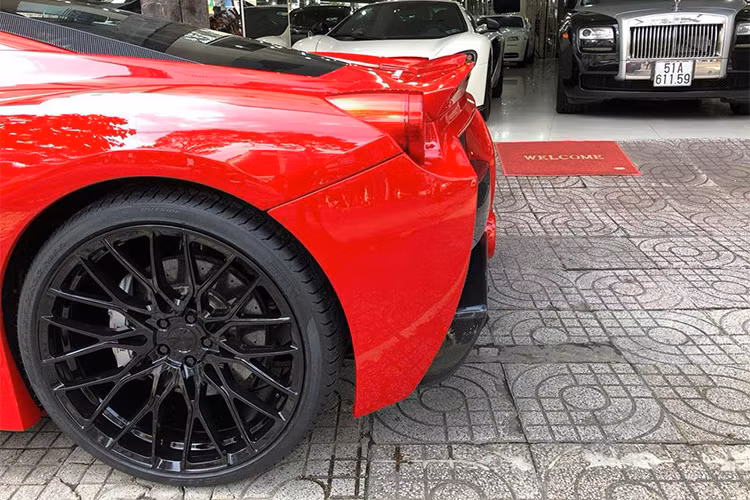 Điểm nhấn trên bản độ Ferrari 458 Italia Misha Designs Limited Edition 458 tại Sài thành còn được trang bị thêm cánh lướt gió phía sau, ống xả độ Novitec . Ngoài ra, siêu xe này còn được trang bị bộ mâm của hãng PUR với thiết kế mâm đa chấu và sơn màu đen bóng đối lập với ngoại thất.