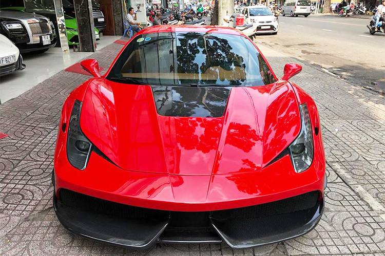 Chiếc siêu xe Ferrari 458 Italia vừa được chủ nhân showroom siêu xe và xe sang nhập khẩu đình đám tại Q5, TP HCM trang bị bộ bodykit Misha Designs Limited Edition 458. Đây được xem là "siêu ngựa" 458 Italia độc nhất vô nhị tại Việt Nam khi được trang bị đồ chơi "khủng".