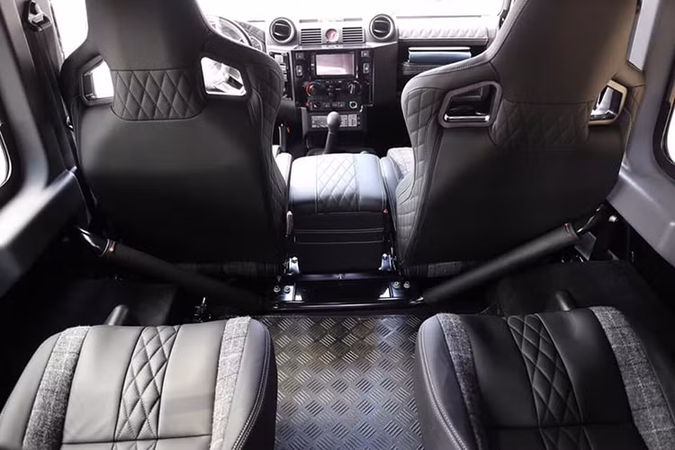 Ngoài ghế ngồi, gần như mọi bề mặt khác bên trong khoang lái cũng được bọc da chần chỉ như bảng táp-lô, bệ trung tâm, các tay nắm cửa, tấm ốp cửa, tấm chắn nắng và toàn bộ phần trần xe. Đồng hồ báo giờ Churchill trên bảng táp-lô, bộ bàn đạp cùng vô-lăng CNC đánh bóng và bọc da là những điểm nhấn ấn tượng trên Defender "The End Edition".