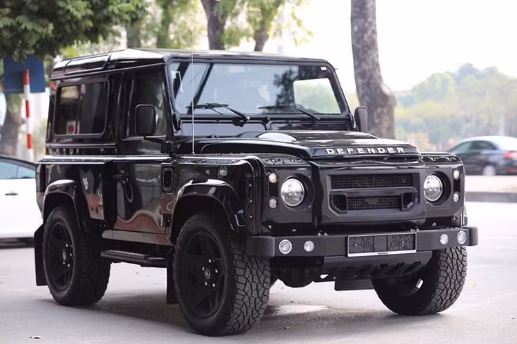 Tại thị trường Anh Quốc, giá xe Land Rover Defender "The End Edition" có giá lên tới 49.999 Bảng (tương đương khoảng 1,47 tỷ đồng). Sau khi về Việt Nam, giá trị ước tính của mẫu xe này sau khi ra các loại thuế phí là khoảng 5 tỷ đồng tại đại lý xe tư nhân ở Hà Nội.
