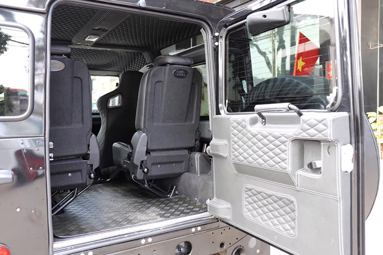 Dựa trên cơ sở Land Rover Defender 2.2TDCi XS 90, mẫu xe độ này còn được trang bị động cơ diesel 4 xi-lanh thẳng hàng. Với gói nâng cấp Kahn Power Upgrade, cỗ máy này sẽ có thể vượt ngoài mức công suất 122 mã lực và mô-men xoắn 360Nm của xe nguyên bản.