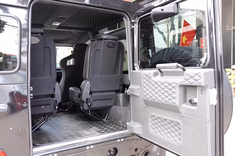 Dựa trên cơ sở Land Rover Defender 2.2TDCi XS 90, mẫu xe độ này còn được trang bị động cơ diesel 4 xi-lanh thẳng hàng. Với gói nâng cấp Kahn Power Upgrade, cỗ máy này sẽ có thể vượt ngoài mức công suất 122 mã lực và mô-men xoắn 360Nm của xe nguyên bản.