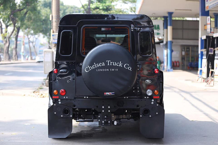 Nằm phía sau các bánh là những heo phanh được sơn màu nổi bật, chắn bùn cao su và trang bị không thể thiếu với mỗi chiếc xe offroad chuyên nghiệp: hệ thống phuộc độ với giảm xóc được đôn cao để tăng khoảng sáng gầm. Thay vì lưới tản nhiệt truyền thống của Defender, Chelsea Truck Company cũng trang bị cho The End Edition thiết kế lưới mới mang tên X-Lander ấn tượng hơn. 