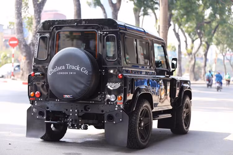 Sức mạnh của động cơ được truyền tới 4 bánh qua hệ thống dẫn động bán thời gian và hộp số sàn 6 cấp. Hiện hãng độ Chelsea Truck Company không tiết lộ chi tiết thông số cuối cùng của mẫu xe đình đám này.