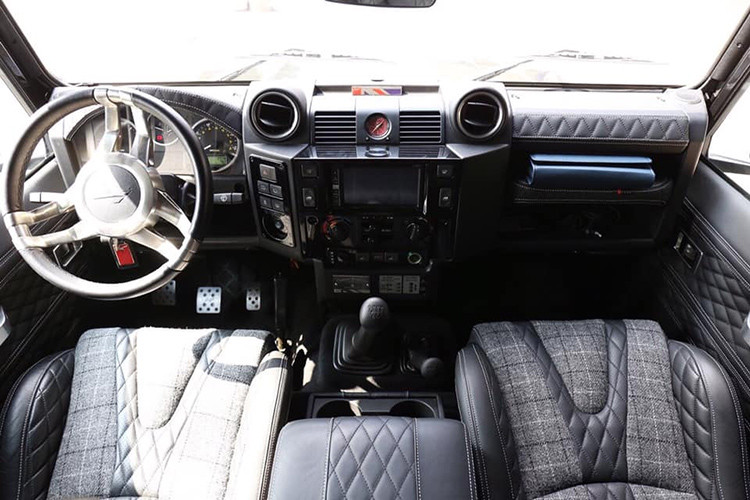 Bên trong Chelsea Truck Company xe được độ sang trọng và tiện nghi không thua kém những chiếc G-Class. Đầu tiên phải kể tới đó là các ghế ngồi trong xe nguyên bản đã được thay bằng loại ghế thể thao GTB được bọc trong da cao cấp chần chỉ vân con thoi như xe siêu sang.