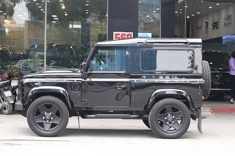 Để tạo ra Defender The End Edition, Chelsea Truck Company đã thay đổi triệt để từ trong ra ngoài chiếc Land Rover Defender 2.2 TDCI XS 90 ba cửa, hoặc XS 110 5 cửa. Chiếc xe ở Việt Nam thuộc phiên bản XS 90, nổi bật không chỉ nhờ kiểu dáng thân xe 3 cửa hiếm gặp mà còn nhờ bộ widebody bắn đinh tán hầm hố do Chelsea Truck Company thiết kế.