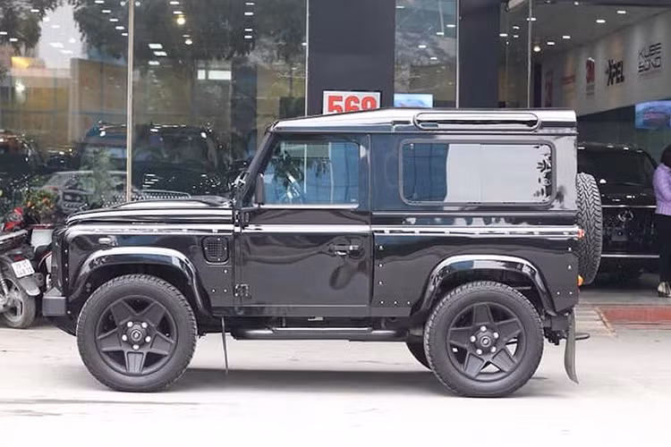 Để tạo ra Defender The End Edition, Chelsea Truck Company đã thay đổi triệt để từ trong ra ngoài chiếc Land Rover Defender 2.2 TDCI XS 90 ba cửa, hoặc XS 110 5 cửa. Chiếc xe ở Việt Nam thuộc phiên bản XS 90, nổi bật không chỉ nhờ kiểu dáng thân xe 3 cửa hiếm gặp mà còn nhờ bộ widebody bắn đinh tán hầm hố do Chelsea Truck Company thiết kế.