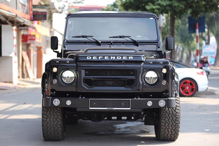 Những vòm bánh nới rộng mới có thể chứa vừa bộ mâm 5 cánh hình sao Mondial đường kính 90 inch và bản rộng 9 inch, được sơn trong màu đen mờ Volcanic Black. Bọc xung quanh bộ vành 5 chấu đẹp mắt này là những chiếc lốp gai bản 275/55/20 cho cả 4 bánh xe.