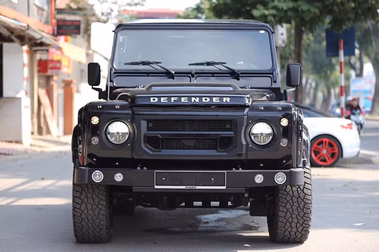 Những vòm bánh nới rộng mới có thể chứa vừa bộ mâm 5 cánh hình sao Mondial đường kính 90 inch và bản rộng 9 inch, được sơn trong màu đen mờ Volcanic Black. Bọc xung quanh bộ vành 5 chấu đẹp mắt này là những chiếc lốp gai bản 275/55/20 cho cả 4 bánh xe.