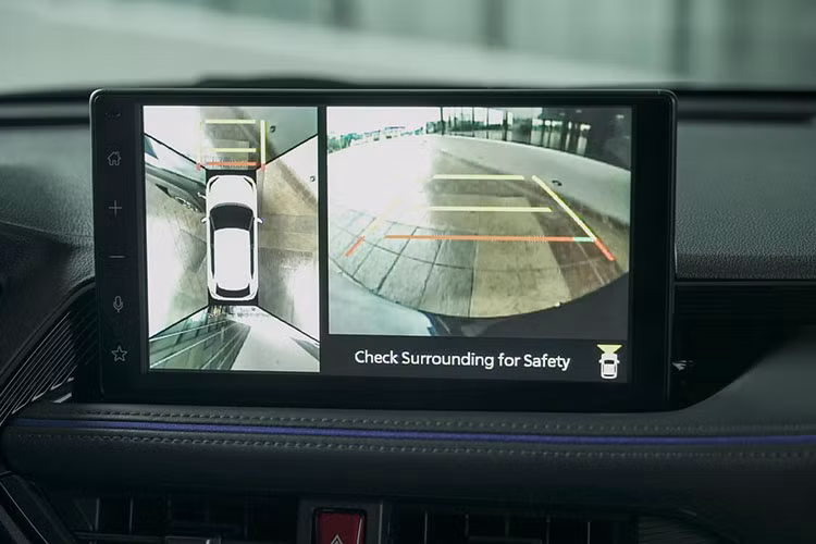 Xe được trang bị màn hình cảm ứng trung tâm 10 inch, hỗ trợ kết nối với điện thoại thông minh, sạc điện thoại không dây, phanh tay điện tử, giữ phanh tự động và đèn trang trí nội thất có thể thay đổi màu sắc hoặc cường độ ánh sáng. Phía sau hàng ghế thứ hai là khoang hành lý có dung tích 458 lít (phiên bản máy xăng) hoặc 452 lít (phiên bản hybrid).