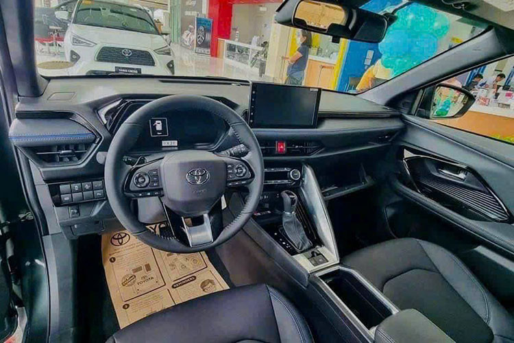 Cụ thể theo thông tin từ nhà phân phối, những khách hàng tiên phong mua Yaris Cross và hoàn tất thanh toán trước ngày 31/12/2023 sẽ được Toyota Việt Nam tặng 50% lệ phí trước bạ nhưng không quá 37 triệu đồng với phiên bản máy xăng và không quá 42 triệu đồng với phiên bản hybrid.