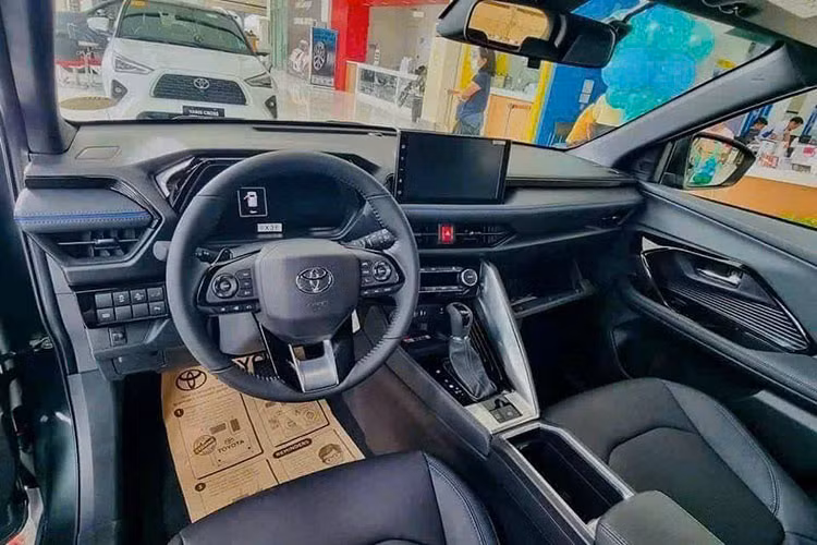 Cụ thể theo thông tin từ nhà phân phối, những khách hàng tiên phong mua Yaris Cross và hoàn tất thanh toán trước ngày 31/12/2023 sẽ được Toyota Việt Nam tặng 50% lệ phí trước bạ nhưng không quá 37 triệu đồng với phiên bản máy xăng và không quá 42 triệu đồng với phiên bản hybrid.